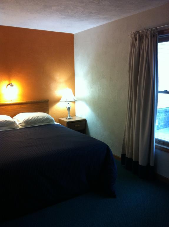 East Street Inn & Suites Tipton Стая снимка