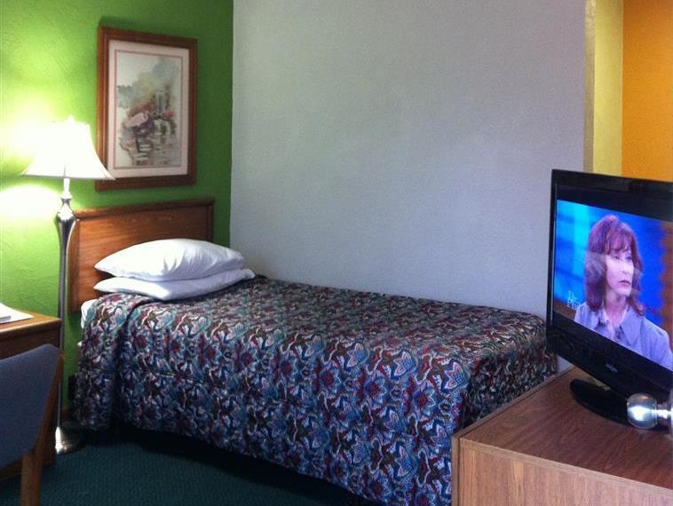 East Street Inn & Suites Tipton Екстериор снимка