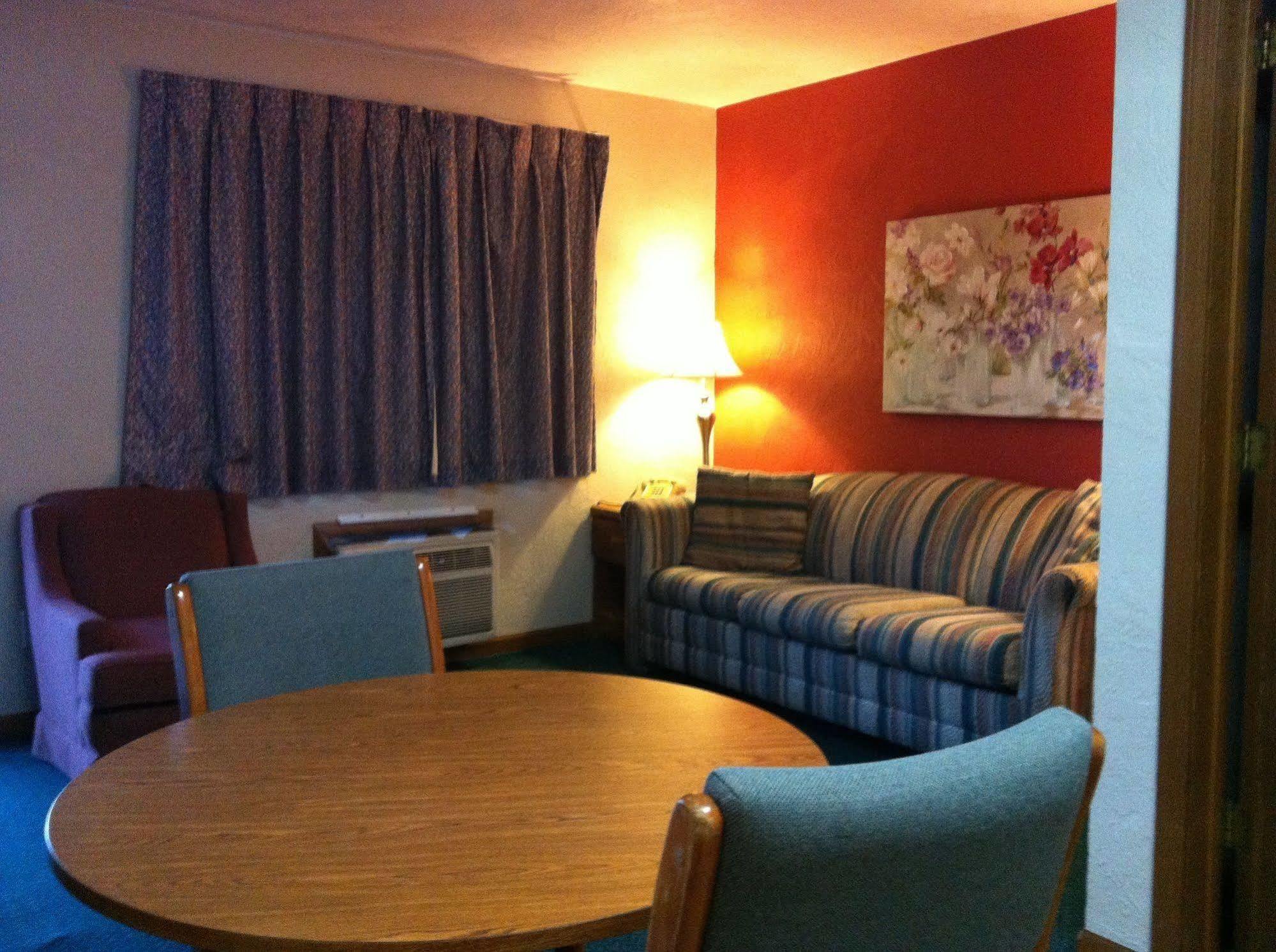 East Street Inn & Suites Tipton Екстериор снимка