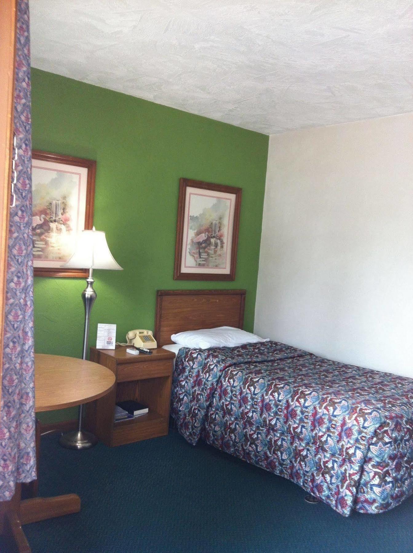 East Street Inn & Suites Tipton Екстериор снимка